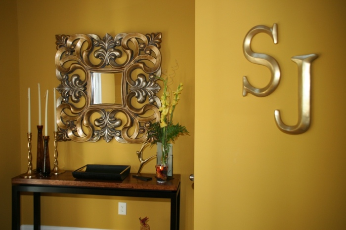 krásny rám obrazu so zlatou povrchovou úpravou zlatá farba-verzia-rám obrazu-chodba