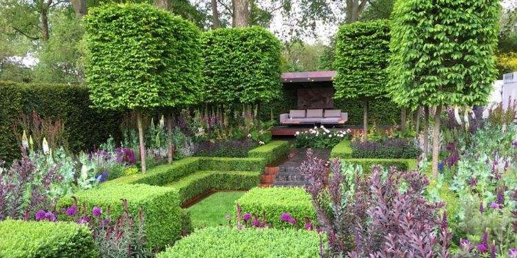 krásne farebné kombinácie záhradná farebná paleta modrá biela fialová zelená výstavná sedačka