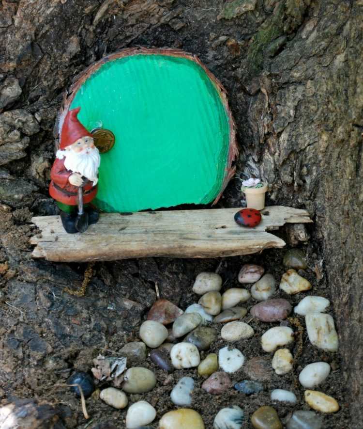 drevená záhradná dekorácia drevené rezy-rozprávkový dom-dvere-záhrada trpaslík-strom-ozdoba