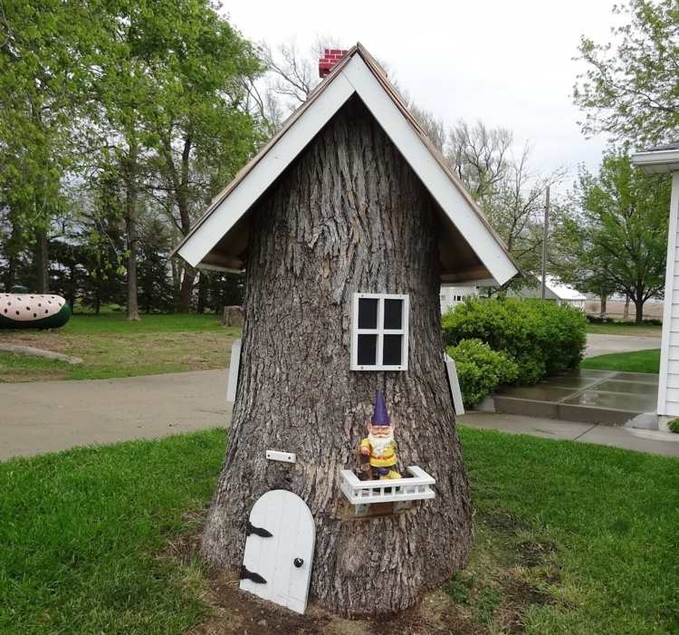 záhradná dekorácia-drevo-log-nápad-dom-trpaslík-predná záhrada-dizajn