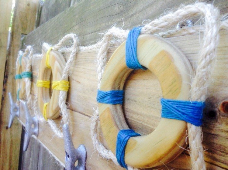 krásne-záhradné-nápady-deko-drevo-záchranné kolesá-záhradný plot