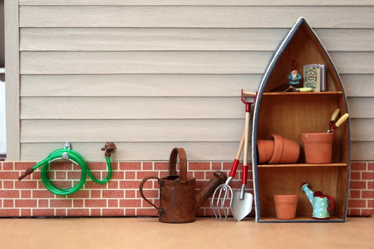 krásne-záhradné-nápady-plážové-pocity-čln-poličky-náradie