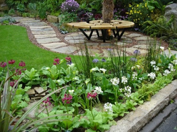 Záhradný chodník v tvare lavice v tvare drevenej záhradnej cesty