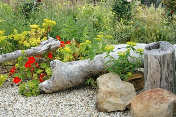 Kamienky záhradnej lavice z čerstvých kvetov