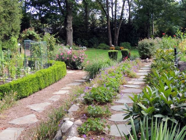 Vytvorte záhradné chodníky rovno z dvoch príkladov kameňa