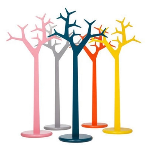 nápady stojany na šaty praktické a krásne farebné stromčeky