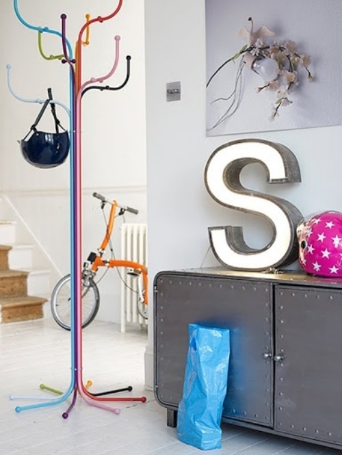 nápady stojan na šaty praktický a krásny farebný dizajn