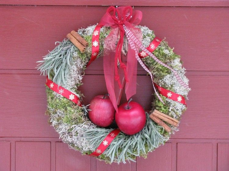 vianočné dekorácie-von-dvere-veniec-mach-jablká