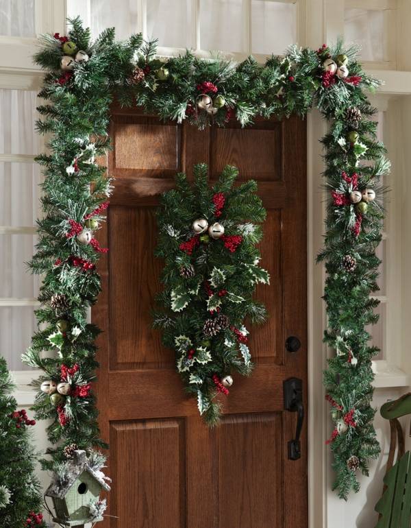 Vianočné dekorácie-nápady-predné-dvere-zelená-veniec