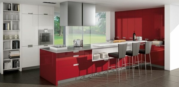 červená kuchynská linka-sivý odsávač pár červená-kuchynská linka-sivá-kapucňa