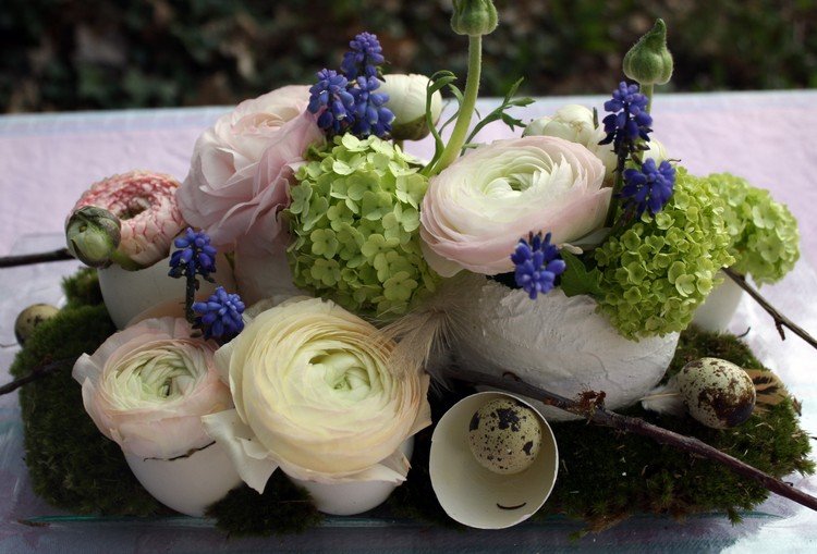 Veľkonočné dekorácie na stole nápady-vajíčkové vázy-ranunculus-perlové hyacinty