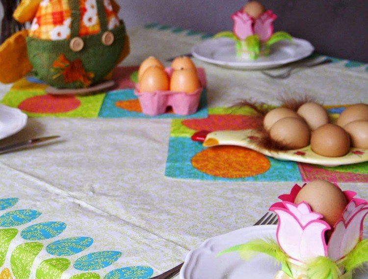 veľkonočné dekorácie-stôl-nápady-farebné-dekorácie-obrus-veľkonočné vajíčko-motívy