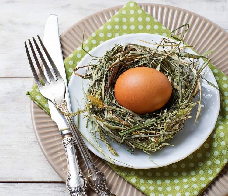 veľkonočné dekorácie-nápady na stôl-mini-hniezdo-veľkonočné vajíčka-obrúsky-obrúsok
