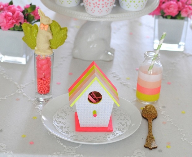 Veľkonočná dekorácia na stole ružovo žlté farby slnečný domček pre vtáčiky