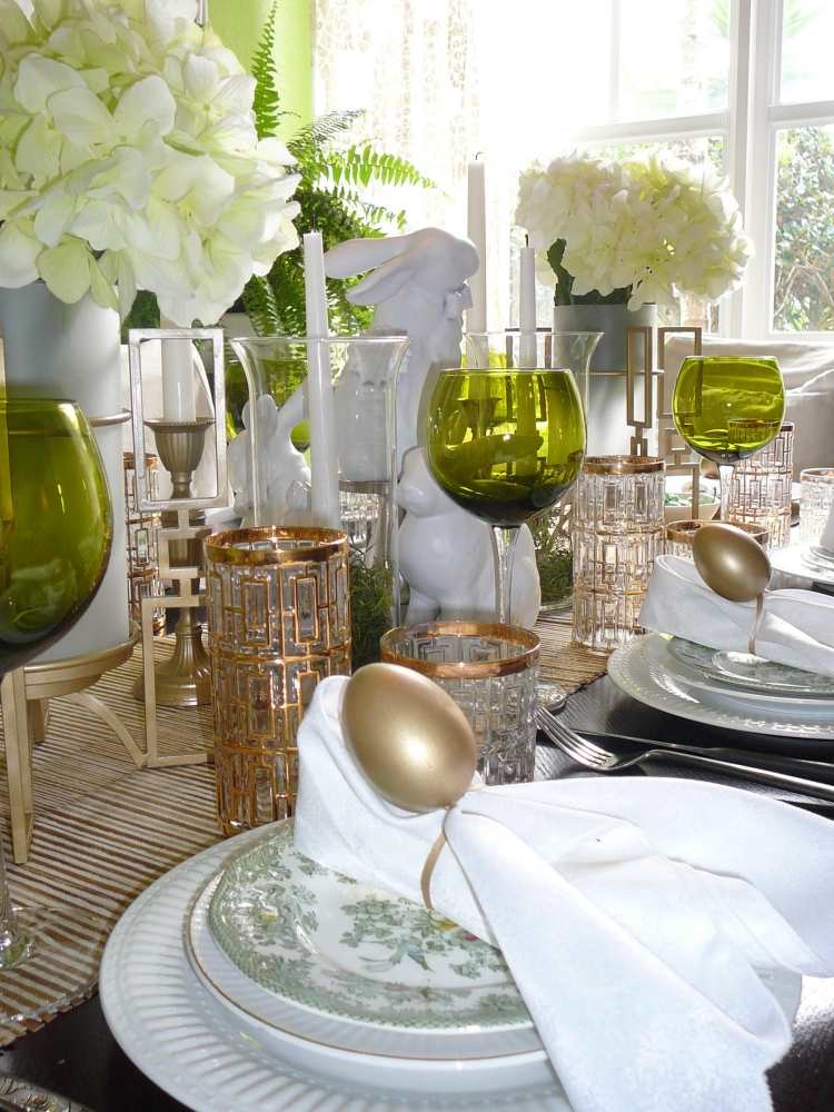 Veľkonočný stôl s akcentmi v bronzovej a bielej hortenzie veľkonočné dekorácie-nápady-jarná-stolná dekorácia-bronz-mosadz-látkové obrúsky-hortenzie-biele