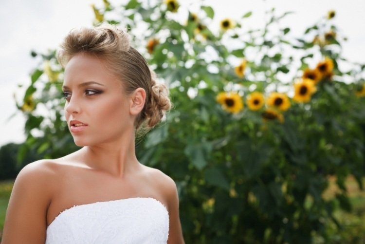 zaujímavý účes ideálny na večierky alebo iné letné príležitosti párty-účesy-stredne dlhé vlasy-updo-jednoduché-jednoduché-urob si to sám-nápad