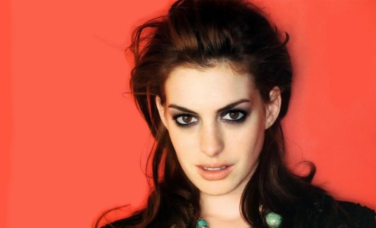 Na Hathway s prirodzene rozpustenými vlasmi a určitým objemom v korienkoch vlasov party-účesy-vlasy-otvorené-stredne dlhé-dlhé-objem-anne-hathaway