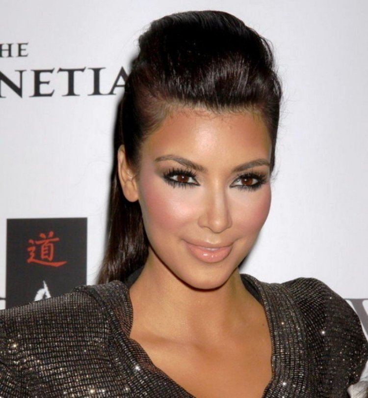 Kim Kardashian s hojdacím účesom a extra objemom na temene hlavy párty-účesy-objem-top-of-the-hlavy-bokom vyhladené-make-up-do-it-yourself-kim-kardashian