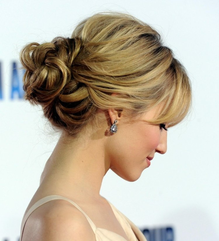Elegantné updo party-účesy-drdol-ležérne-updo-náušnice