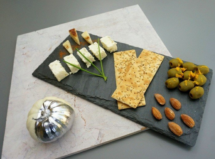 Syrová doska na drevenej doske