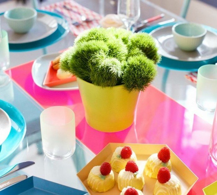 Kvetináč na stole ako dekor