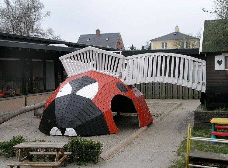most monštrum lienka drevený materiál