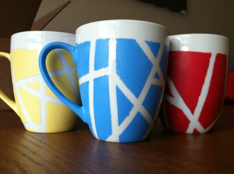 Vytvárajte vzory pomocou lepiacej pásky maskovaním a maľovaním porcelánovými farbami