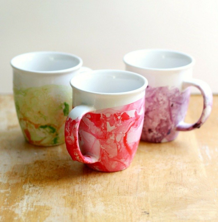 Mramorované šálky čaju v červenej, fialovej a žltozelenej farbe