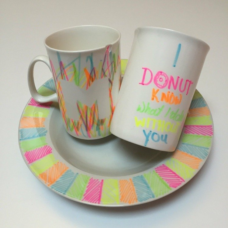 Šťastnú inšpiráciu v neónových farbách na šálky a taniere