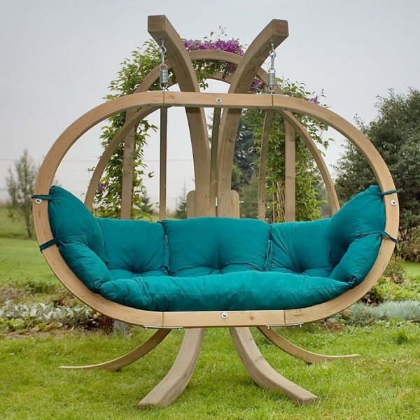 mäkký modrý vankúš na sedenie je možné si krátko poobede zdriemnuť Závesná stolička s rámom, mäkké modré vankúše na sedenie