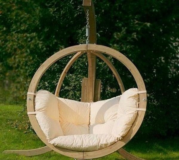 Závesná stolička s bielym rámom čalúnenia, pohodlne mäkká biele čalúnenie príjemne mäkké, užívajte si prírodu vonku