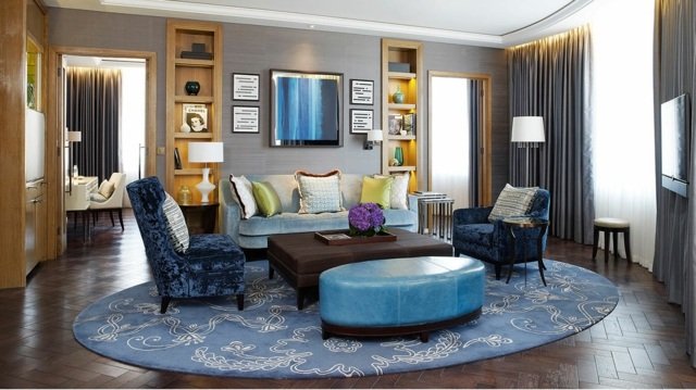 Nábytok nápady čalúnený nábytok modré huňaté kobercové nástenné police