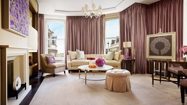 Závesy koberce obrazy kreslá krásna dekorácia