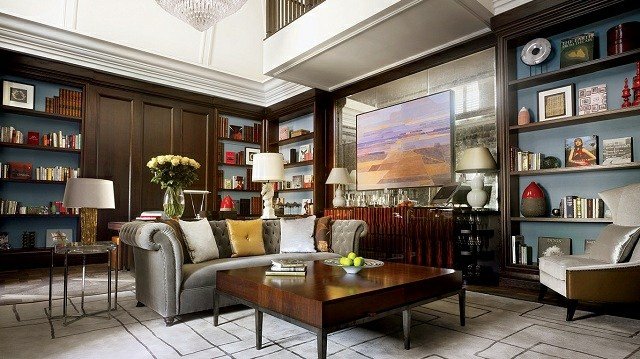 modrá stena drevený nábytok konferenčný stolík čalúnená sedačka