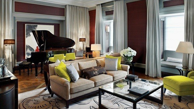 Farebná schéma vankúše so zeleným hodom namaľovať prízvuk na stenu