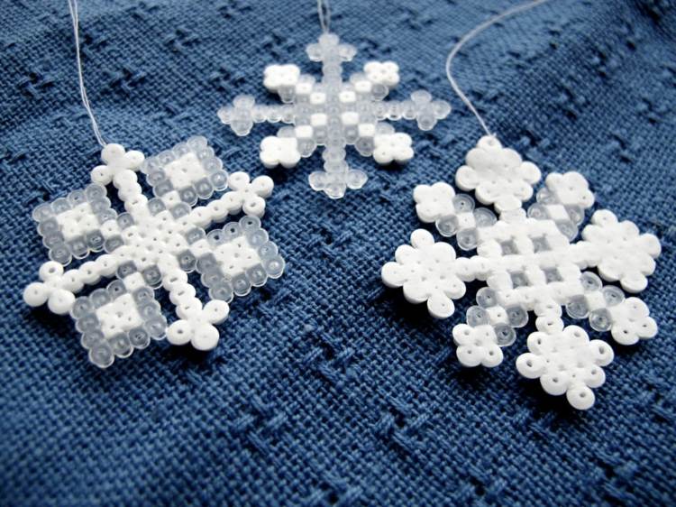 Nápady na snehové vločky zo železných korálkov snehová vločka drotárska železná korálka biely sivý obrus modrý