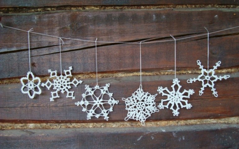 Vyrobte si snehové vločky - peknú girlandu na Vianoce snehové vločky drotár háčkovaná girlanda romantické zimné deko
