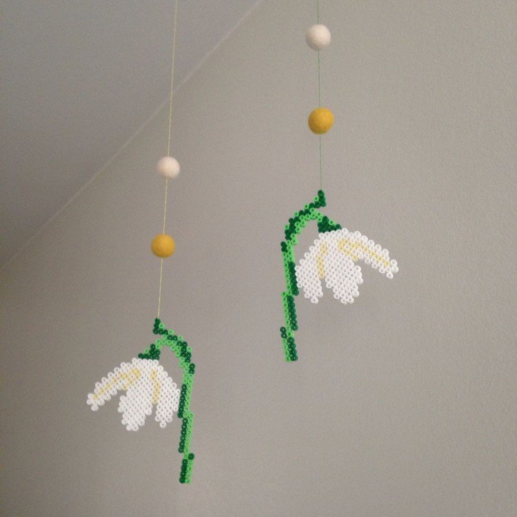 Vyrobte si jarné dekorácie zo snežienok sami žehličkou na korálikoch