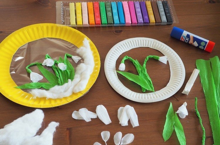 Vytvorte snežienky s papierovými taniermi ako dekoráciu okna