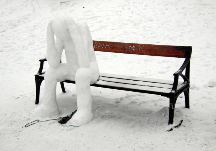 snehuliak-stavať-myslieť-muž-lavička-neobvyklý-kutil