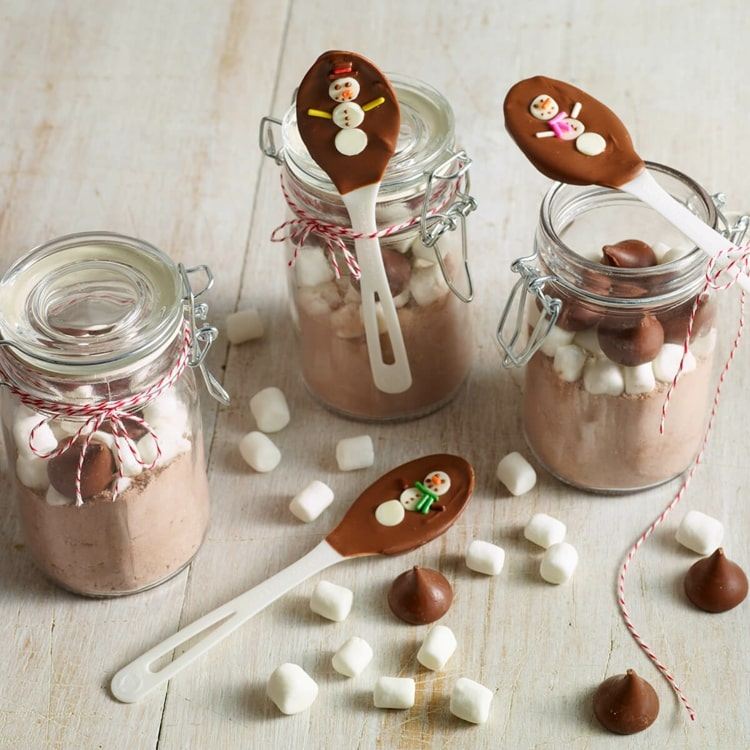 Recept na polievku snehuliaka s čokoládovými lyžičkami namiesto cukrovej trstiny