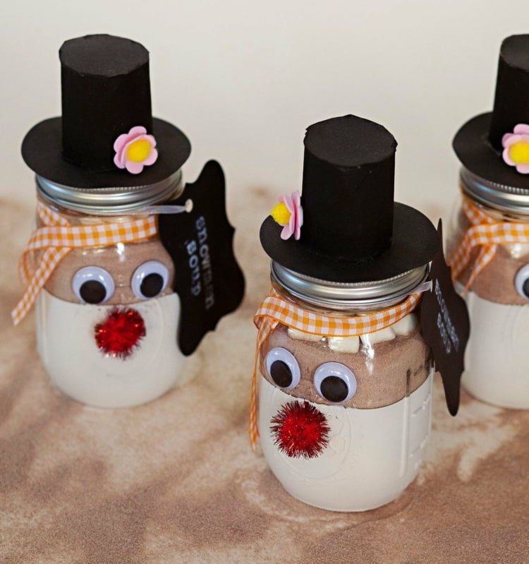 Recept na polievku snehuliaka v pohári s kakaom a klobúkom snehuliaka