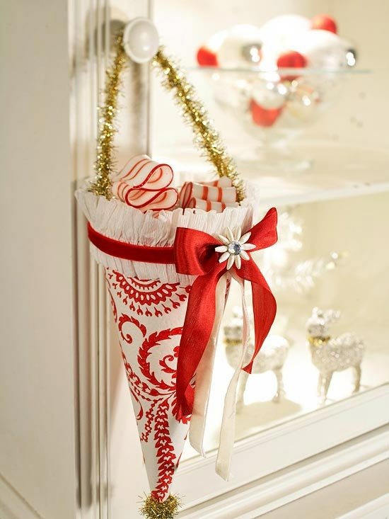 Tipy na výrobu vianočného cukrového vrecka detská stužka červený baliaci papier Stuha červený baliaci papier zdobí kamienky