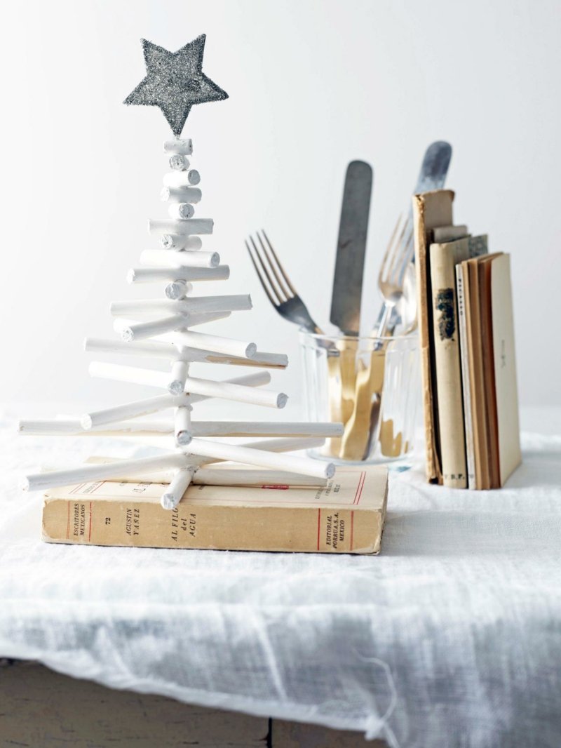 Remeselný tip na vianočný stromček z drevených paličiek tipy na výrobu vianočnej jedle v škandinávskom štýle, sivobiela
