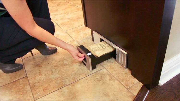 Nečistoty sa zhromažďujú vo vrecku v zariadení rýchle-čistenie podláh-inovácia-vysávač-vysávač-vysávač-vrecúšok-zmena-sweepovac