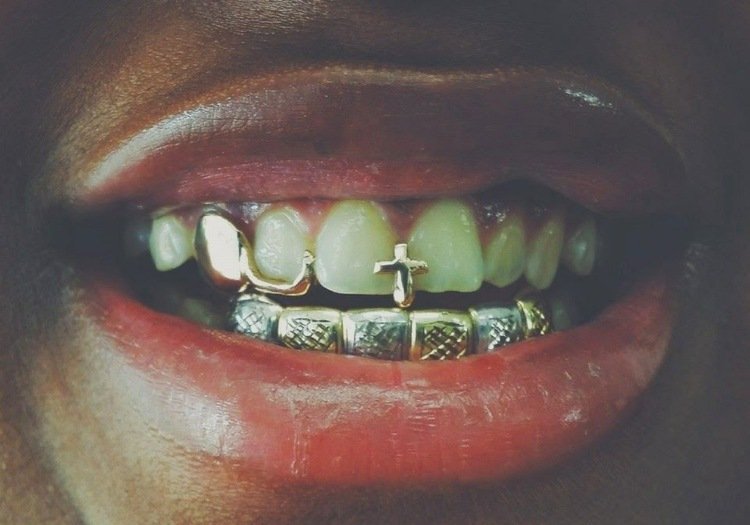 vyrobte si halloweenske kostýmy sami grilz-zuby-ozdobte-hliníkové-fólie-šperky