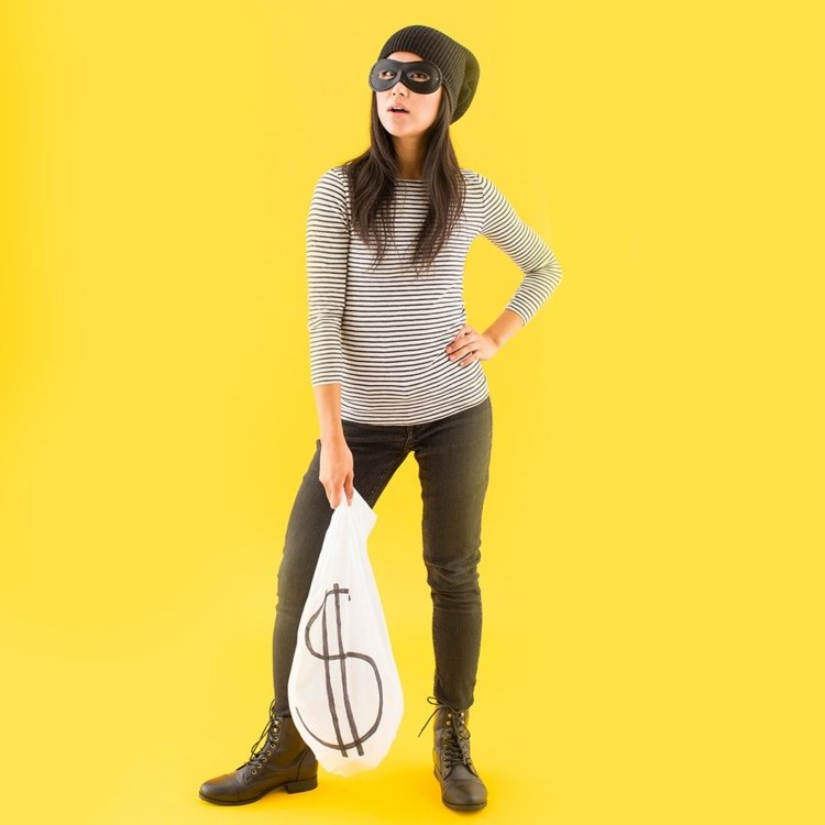 Halloweenske kostýmy spôsobia, že zbankrotujete čiernobielu masku s vreckom na peniaze