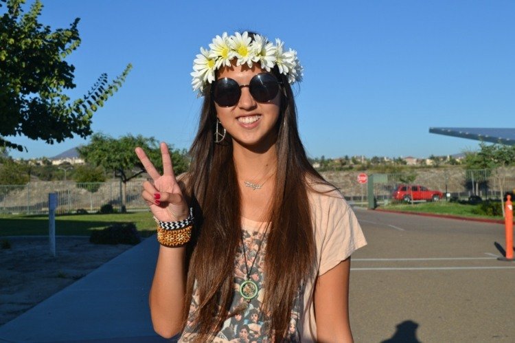 halloweenské kostýmy urobia z vás hippie-slnečné okuliare-hlava-šperky-kvety