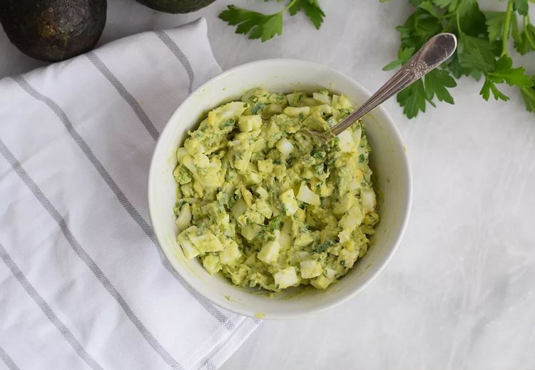 zdravý recept na vaječný šalát z domácej kancelárie s avokádom