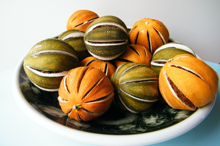 Vianočné ozdoby vyrobené zo sušených pomarančov vianočné ozdoby na poslednú chvíľu sušené pomaranče nakrájané voňavé kôry